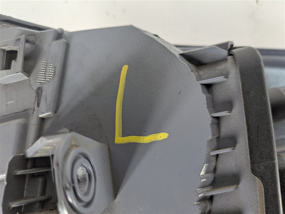 Thumbnail 6: 11-17 BMW X3 (F25) LEFT DRIVER REAR OUTER TAILLIGHT BRAKE LIGHT LAMP (OPT. 522)