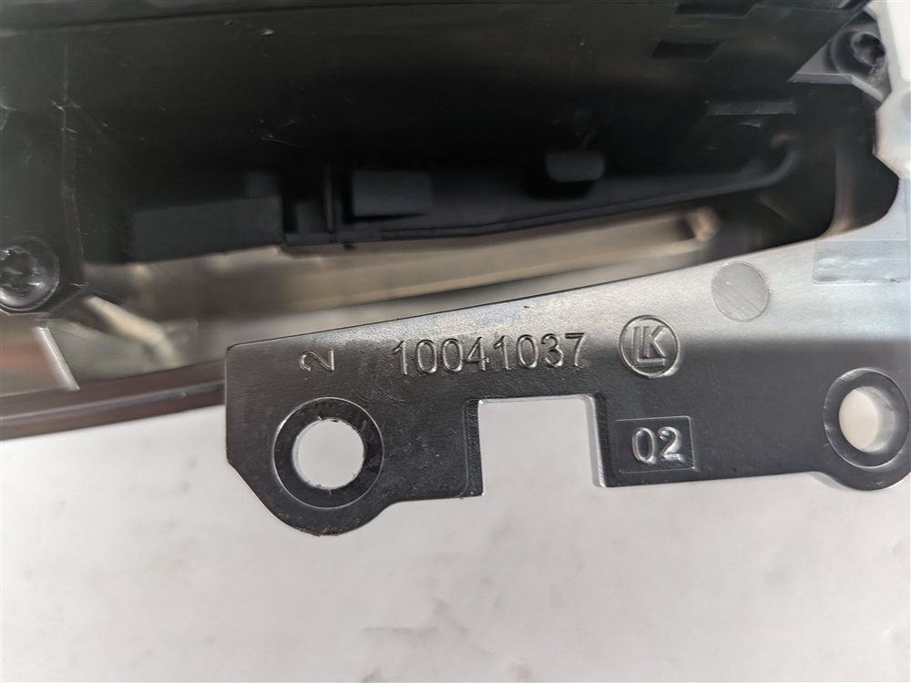 Thumbnail 5: 2014 BMW X3 (F25) CENTER CONSOLE ELECTRONIC PARKING BRAKE AUTO HOLD SWITCH BEZEL