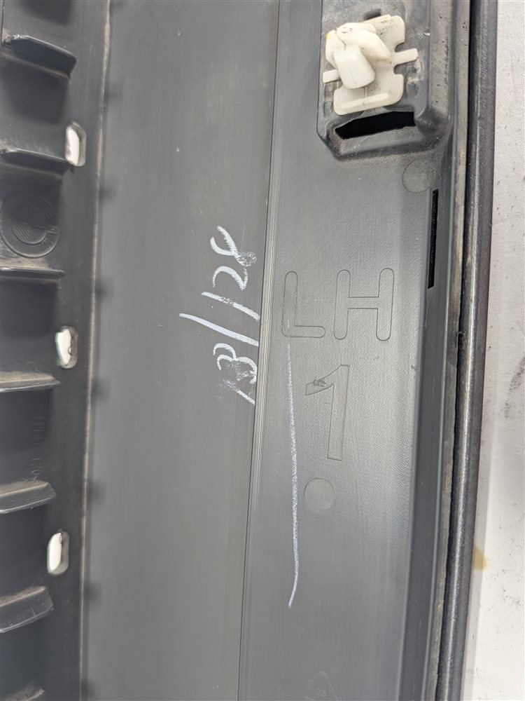 Thumbnail 7: 11-18 BMW X3 X4 F25 F26 FRONT LEFT LOWER DOOR MOULDING TRIM (w/ M PKG) (Grey)