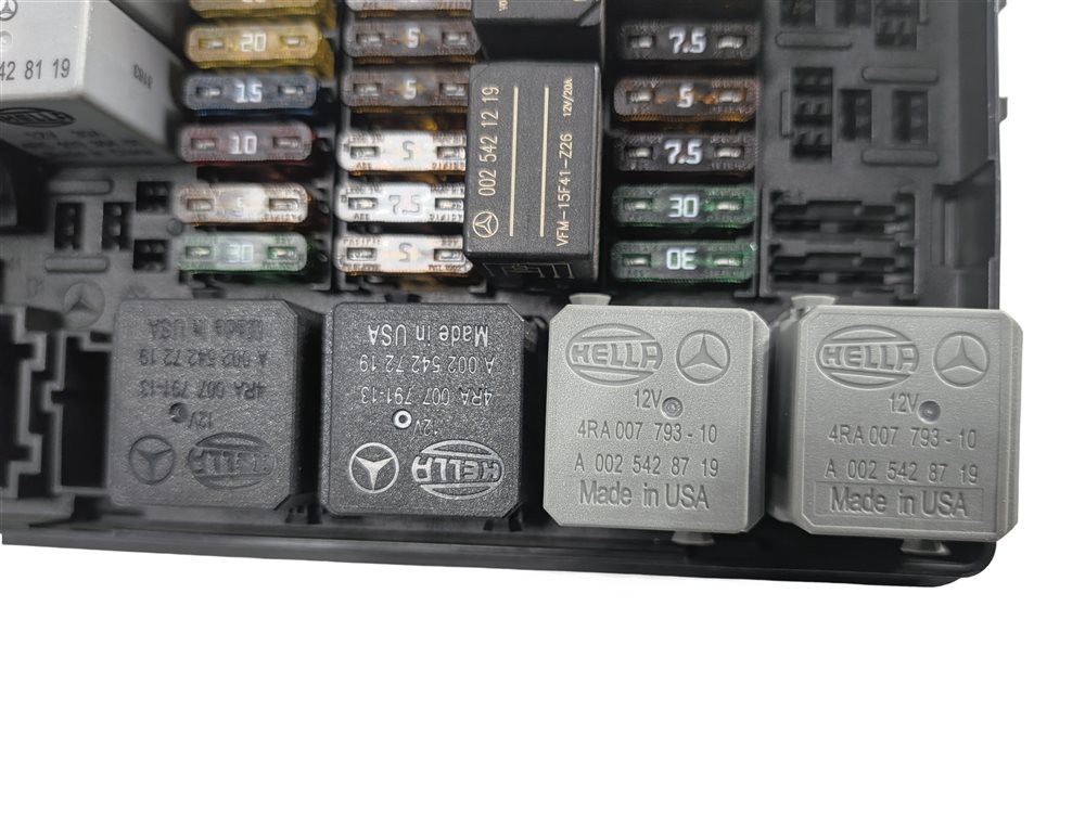 Thumbnail 10: 2010 MERCEDES GL450 (X164) 4.6L REAR SIGNAL ACQUISITION SAM FUSE RELAY BOX