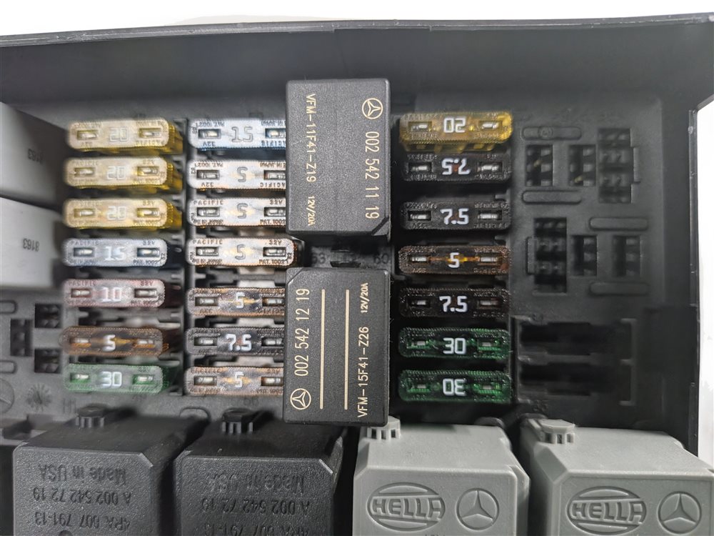 Thumbnail 11: 2010 MERCEDES GL450 (X164) 4.6L REAR SIGNAL ACQUISITION SAM FUSE RELAY BOX