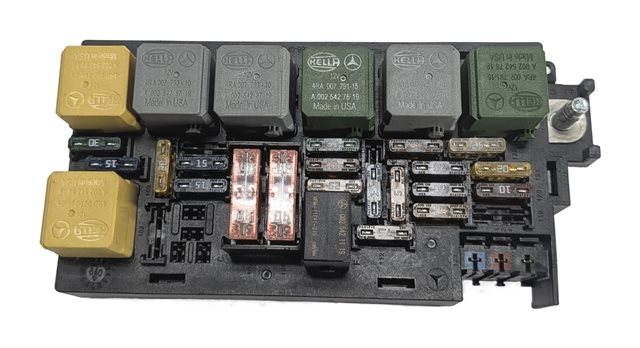 Thumbnail 2: 08-13 MERCEDES GL320 GL350 GL450 GL550 ML350 (W251 X164 W164) ENGINE FUSE BOX