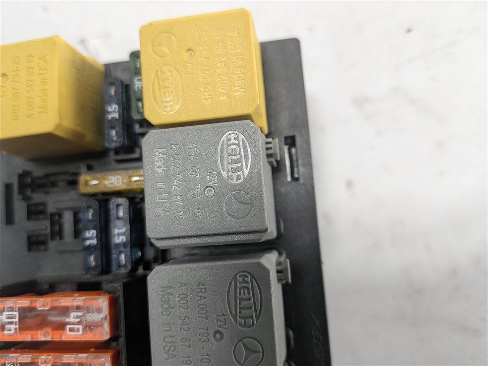Thumbnail 7: 08-13 MERCEDES GL320 GL350 GL450 GL550 ML350 (W251 X164 W164) ENGINE FUSE BOX
