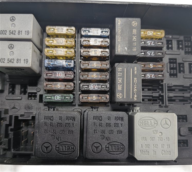 Thumbnail 7: 2012 MERCEDES GL450 (X164) 4.6L INTERIOR CABIN FUSE BOX RELAY CARRIER BLOCK