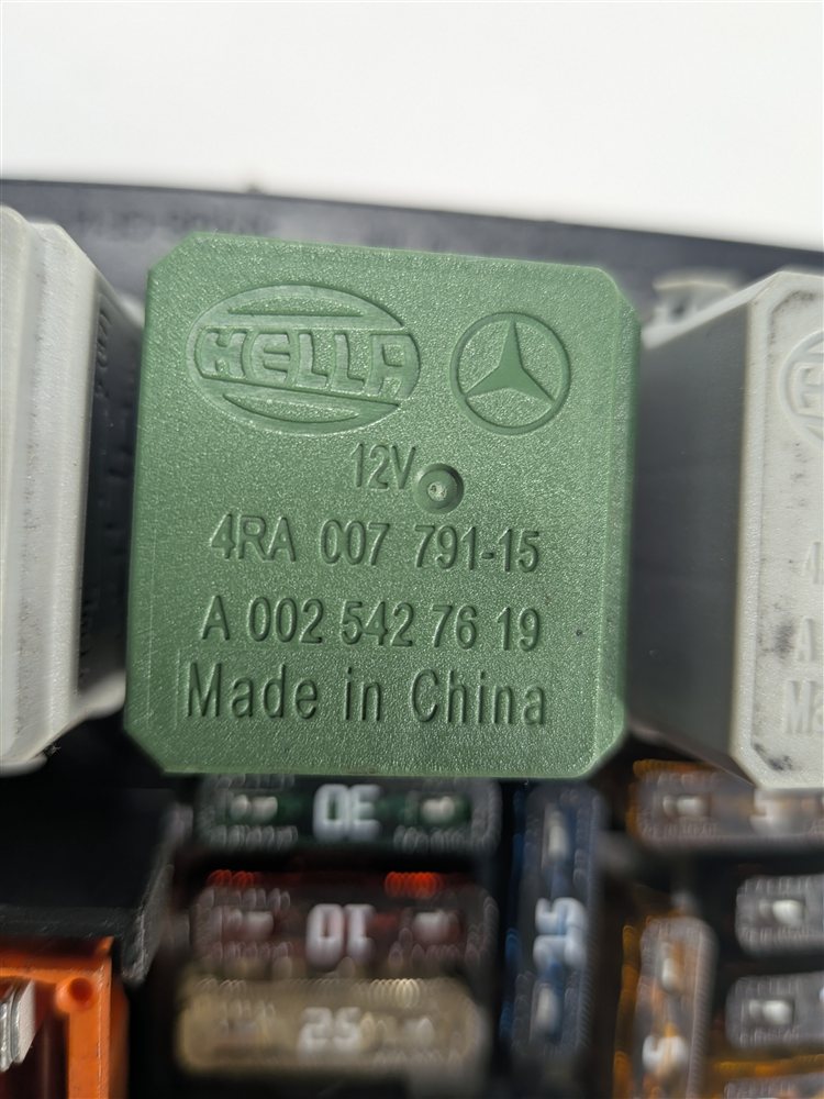 Thumbnail 10: 2012 MERCEDES GL350 GL450 GL550 (X164) ENGINE BAY FUSE RELAY PANEL BOX