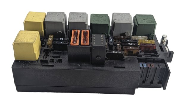 Thumbnail 2: 2012 MERCEDES GL350 GL450 GL550 (X164) ENGINE BAY FUSE RELAY PANEL BOX