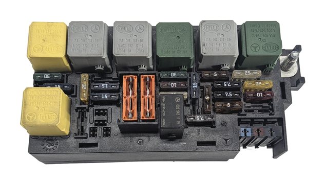 Thumbnail 3: 2012 MERCEDES GL350 GL450 GL550 (X164) ENGINE BAY FUSE RELAY PANEL BOX