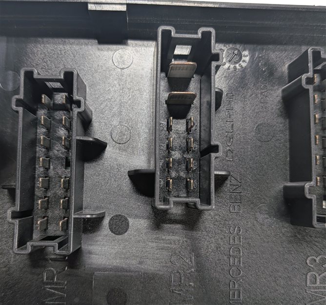 Thumbnail 5: 2012 MERCEDES GL350 GL450 GL550 (X164) ENGINE BAY FUSE RELAY PANEL BOX