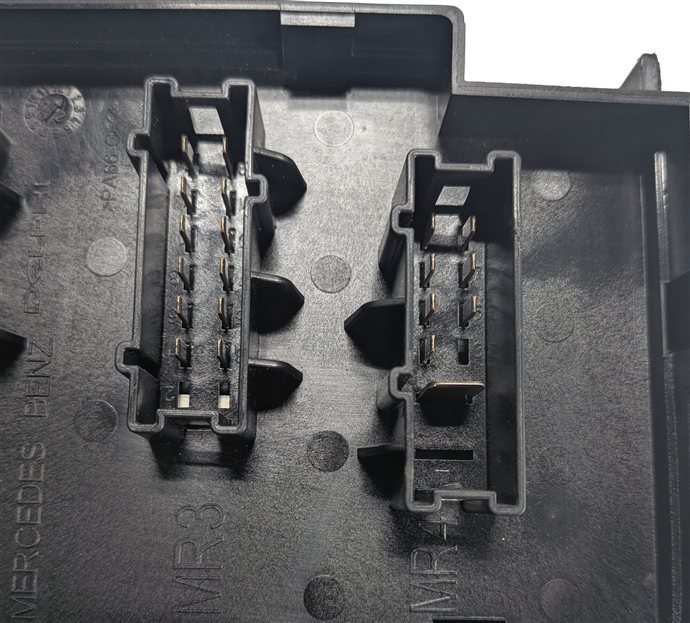 Thumbnail 6: 2012 MERCEDES GL350 GL450 GL550 (X164) ENGINE BAY FUSE RELAY PANEL BOX