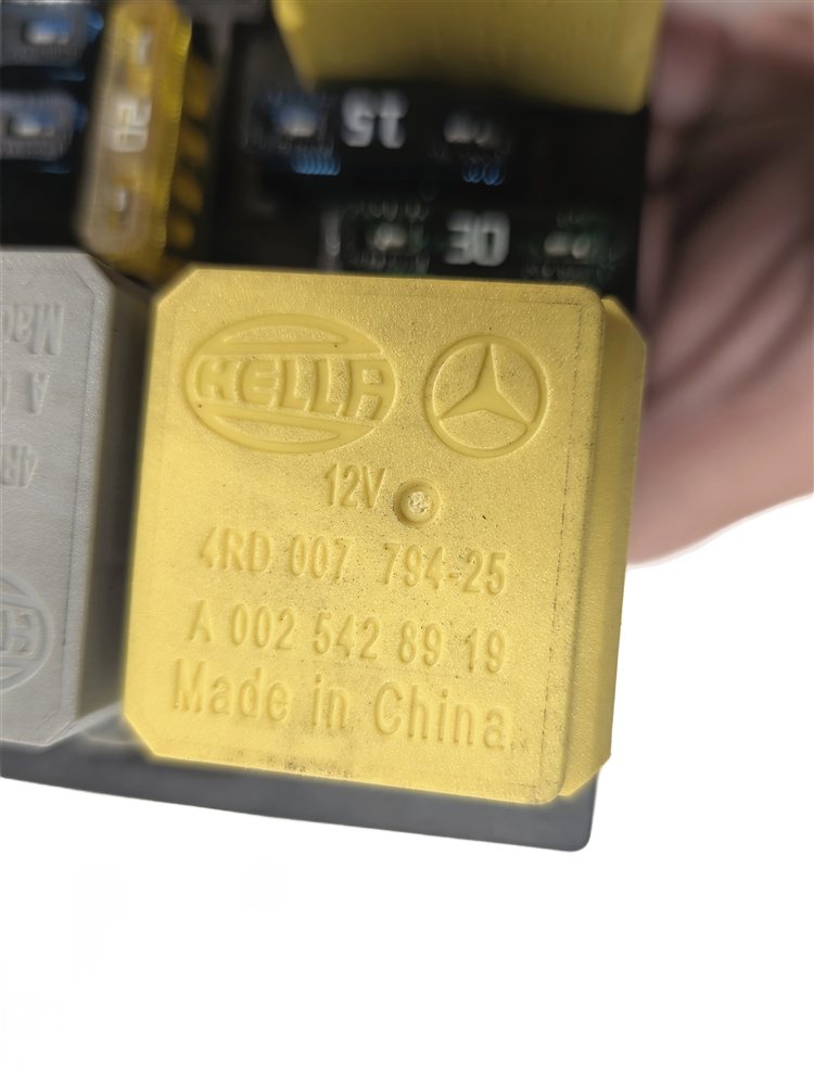 Thumbnail 8: 2012 MERCEDES GL350 GL450 GL550 (X164) ENGINE BAY FUSE RELAY PANEL BOX