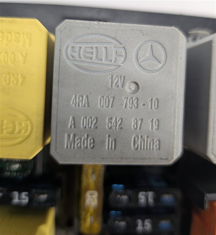 Thumbnail 9: 2012 MERCEDES GL350 GL450 GL550 (X164) ENGINE BAY FUSE RELAY PANEL BOX