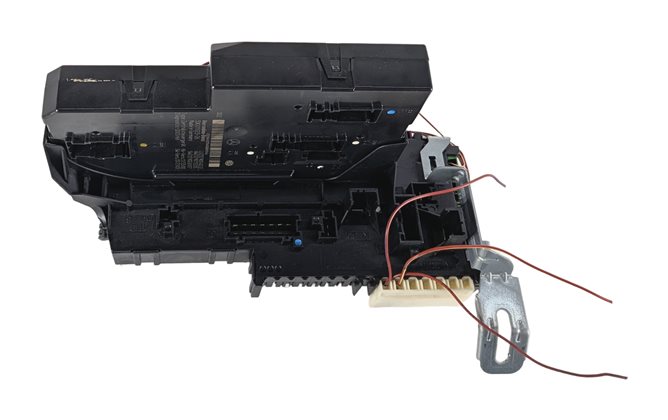 Thumbnail 2: 15-18 E CLS CLASS (W212 W218) REAR TRUNK SIGNAL ACQUISITION MODULE SAM FUSE BOX