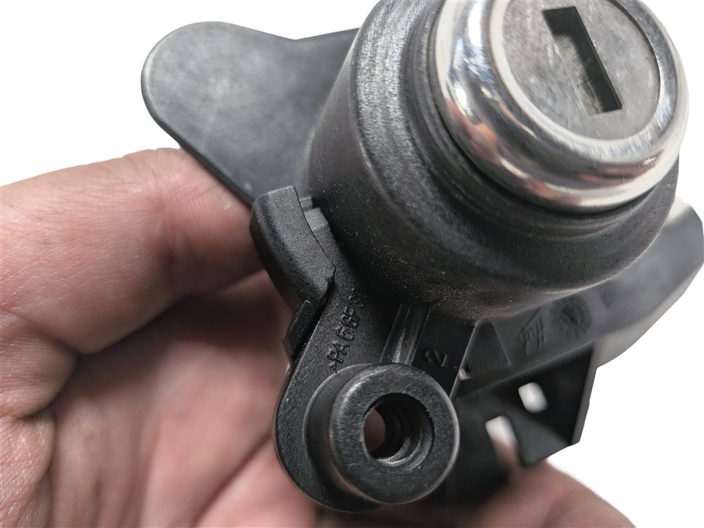 Thumbnail 5: 2006 BMW Z4 (E85/E86) REAR TRUNK DECK LID LOCK CYLINDER