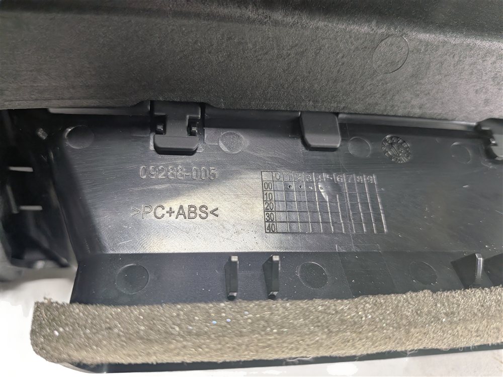 Thumbnail 5: 2017 AUDI Q7 (4M) FRONT CENTER PASSENGER DASH AIR AC VENT TRIM PANEL (Black)
