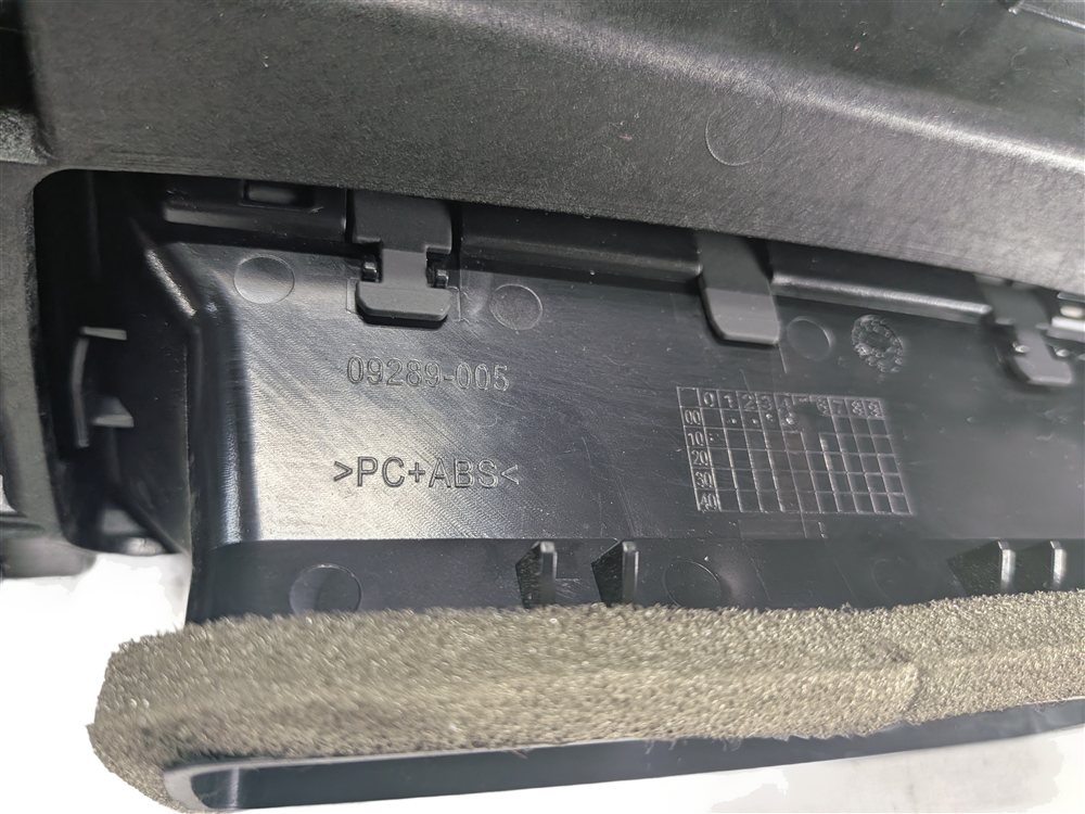 Thumbnail 6: 2017 AUDI Q7 (4M) FRONT CENTER PASSENGER DASH AIR AC VENT TRIM PANEL (Black)