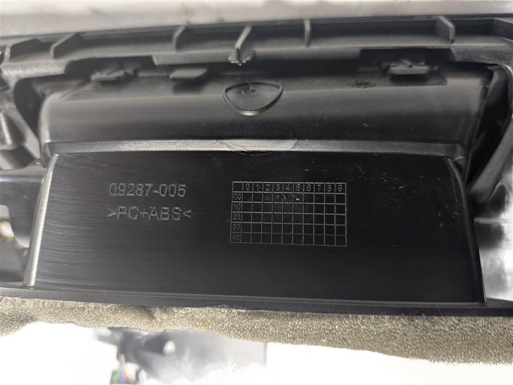 Thumbnail 7: 2017 AUDI Q7 (4M) FRONT CENTER PASSENGER DASH AIR AC VENT TRIM PANEL (Black)