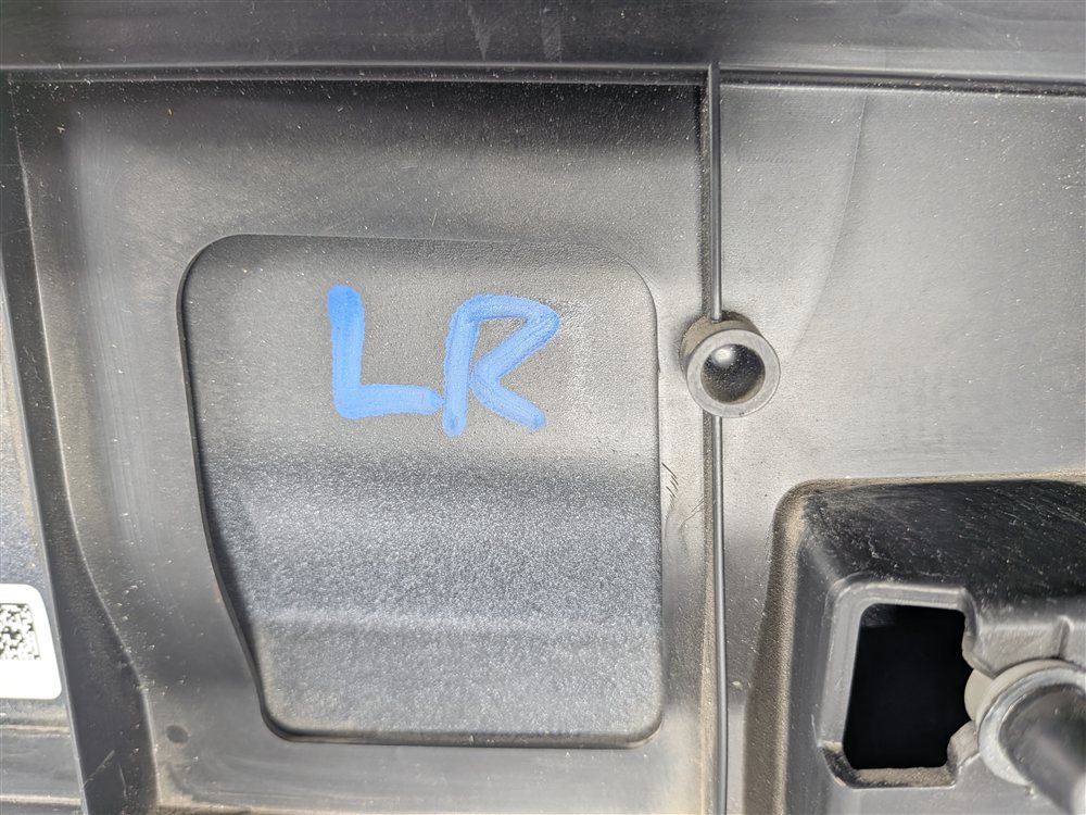 Thumbnail 6: 2017-2019 AUDI Q7 (4M) REAR LEFT DOOR LOWER MOULDING RUNNER TRIM (White)