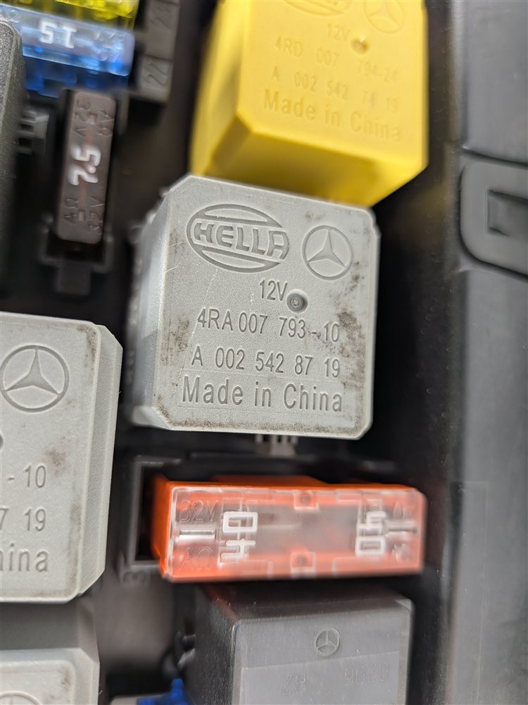 Thumbnail 7: 2011 MERCEDES E350 W212 3.0L FRONT SIGNAL ACQUISITION SAM MODULE FUSE BOX RELAY