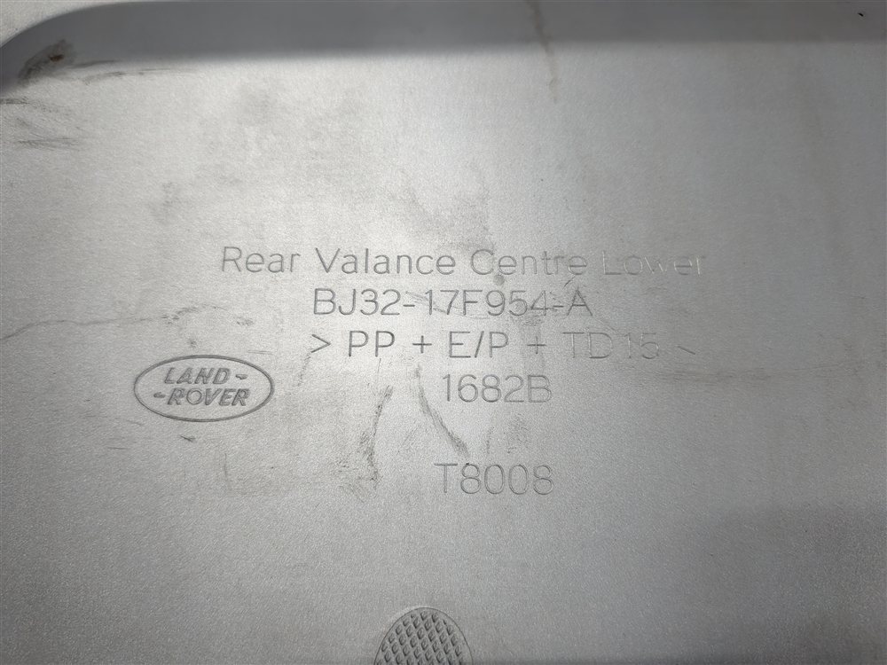 Thumbnail 5: 15 RANGE ROVER EVOQUE L538 REAR CENTER LOWER BUMPER VALANCE w/TRIM (White)