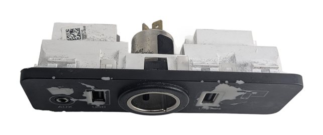 Thumbnail 3: 2015 RANGE ROVER EVOQUE (L538) AUX USB INPUT JACK 12V POWER SOCKET PANEL