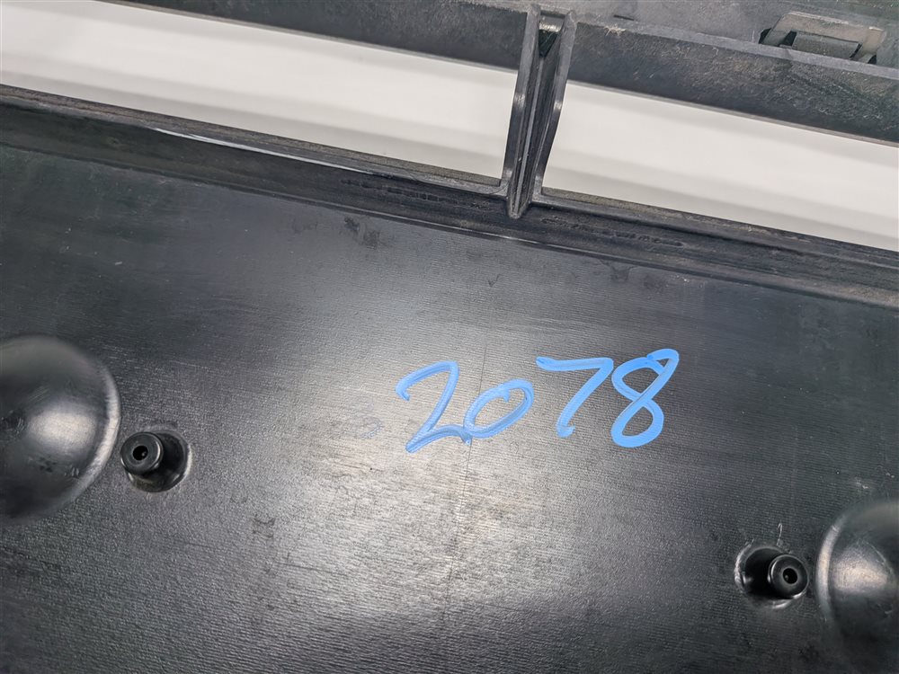 Thumbnail 5: 2009-2012 AUDI Q5 (B8 8R) FRONT UPPER HOOD CENTER AIR VENT GRILLE TRIM