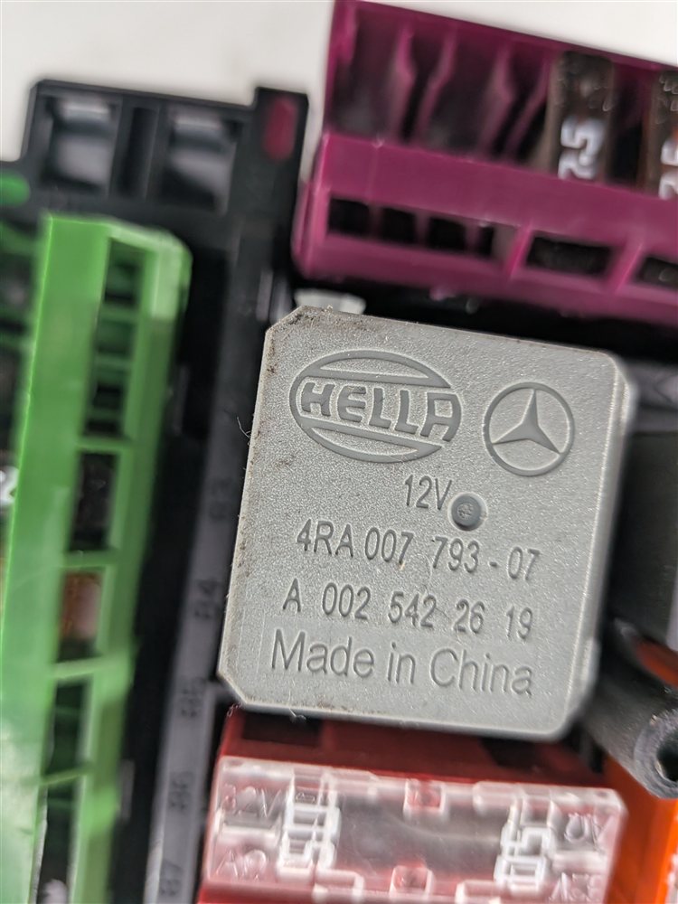 Thumbnail 8: 2011 MERCEDES E350 (W212) 3.5L ELECTRICAL FUSE RELAY PANEL BOX CARRIER BLOCK