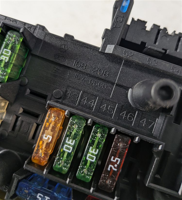 Thumbnail 9: 2011 MERCEDES E350 (W212) 3.5L ELECTRICAL FUSE RELAY PANEL BOX CARRIER BLOCK