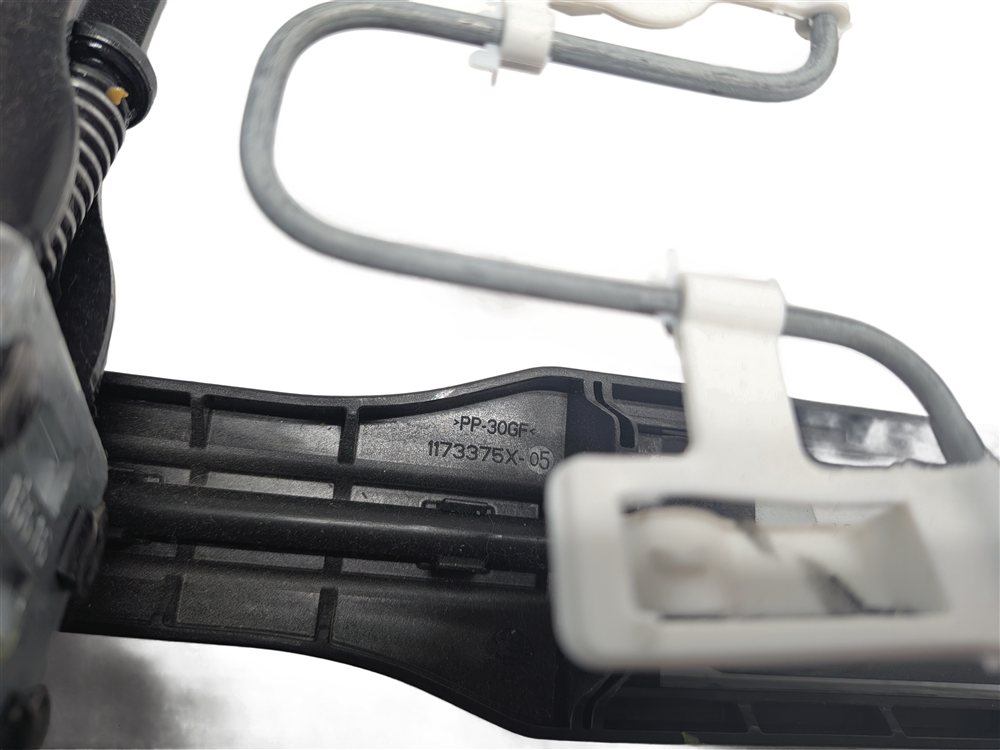 Thumbnail 13: 16-19 BMW X1 (F48) FRONT RIGHT STANDARD PASSENGER SEAT TRACK w/ ADJUST MOTORS