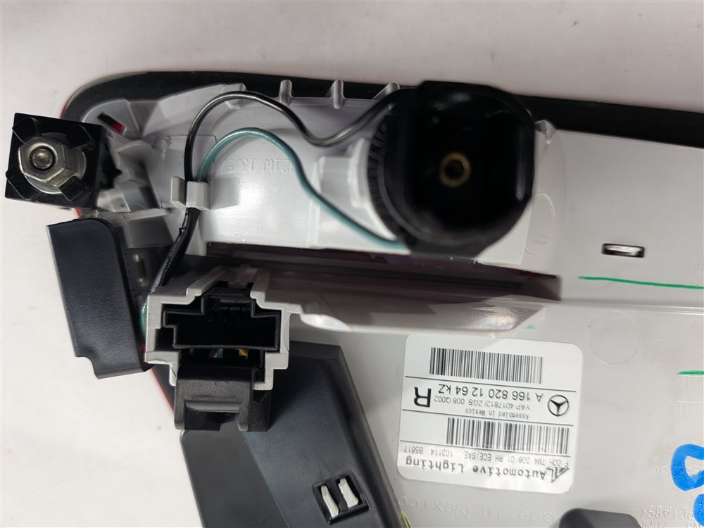 Thumbnail 10: 13-16 MERCEDES GL350 GL450 GL550 (X166) REAR RIGHT INNER TAILLIGHT LIGHT LAMP