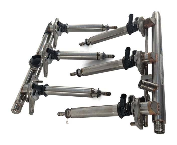 Thumbnail 5: 15-16 MERCEDES GL450 GLE400 X166 M276 LEFT/RIGHT FUEL RAIL SET/2 w/6 INJECTORS