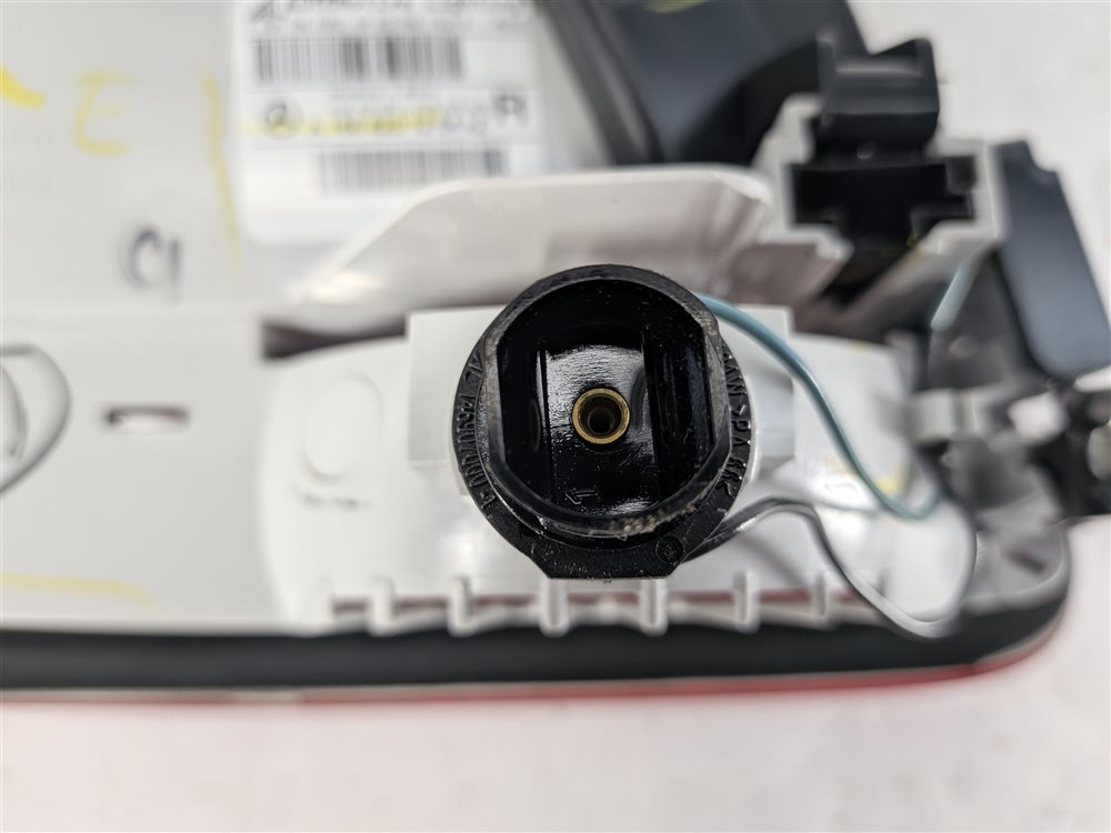 Thumbnail 9: 13-16 MERCEDES GL350 GL450 GL550 (X166) REAR RIGHT INNER TAILLIGHT LIGHT LAMP