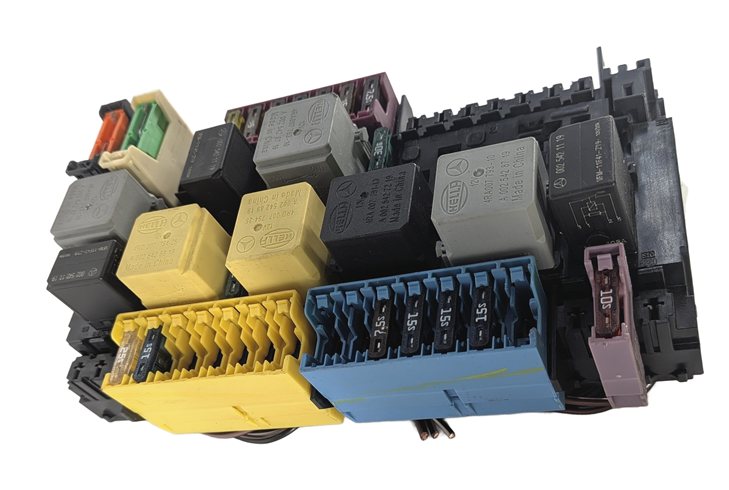 Thumbnail 4: 2013-2016 MERCEDES GL350 GL450 GL550 GL63 X166 FRONT POWER DISTRIBUTION FUSE BOX