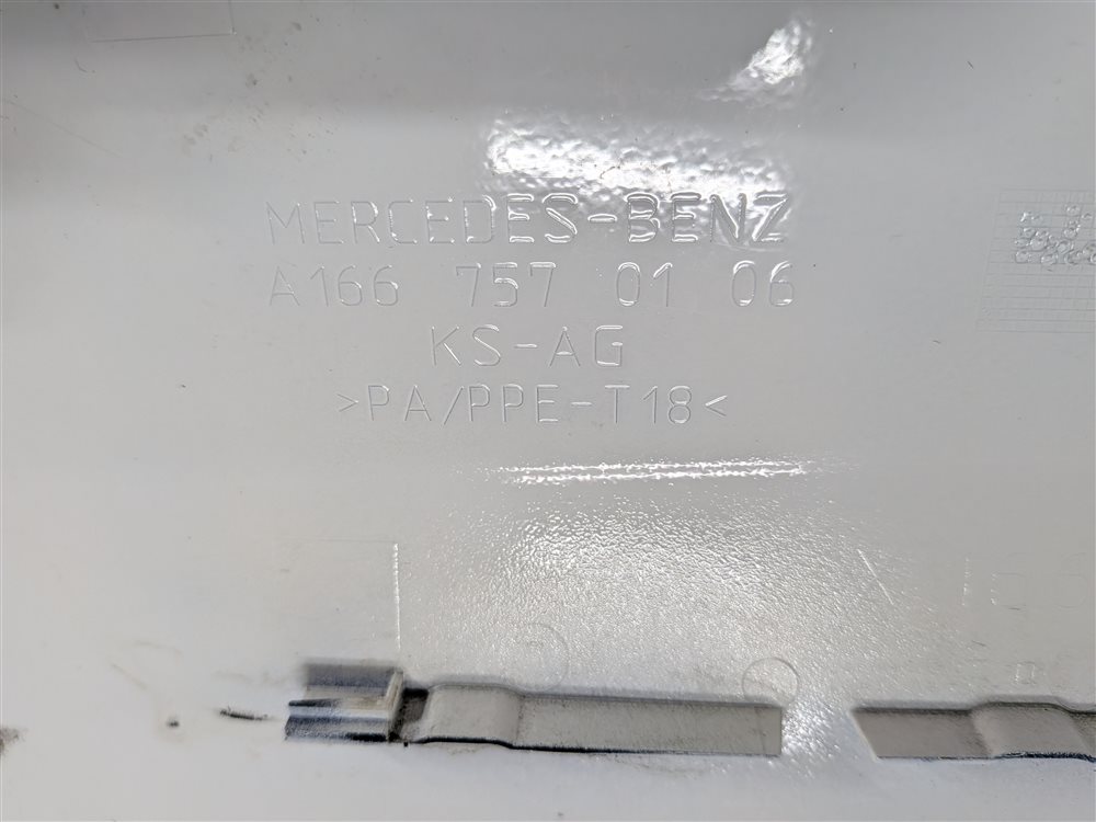 Thumbnail 4: 13-19 MERCEDES GL GLS CLASS (X166) FUEL TANK DOOR LID COVER TRIM FLAP (White)