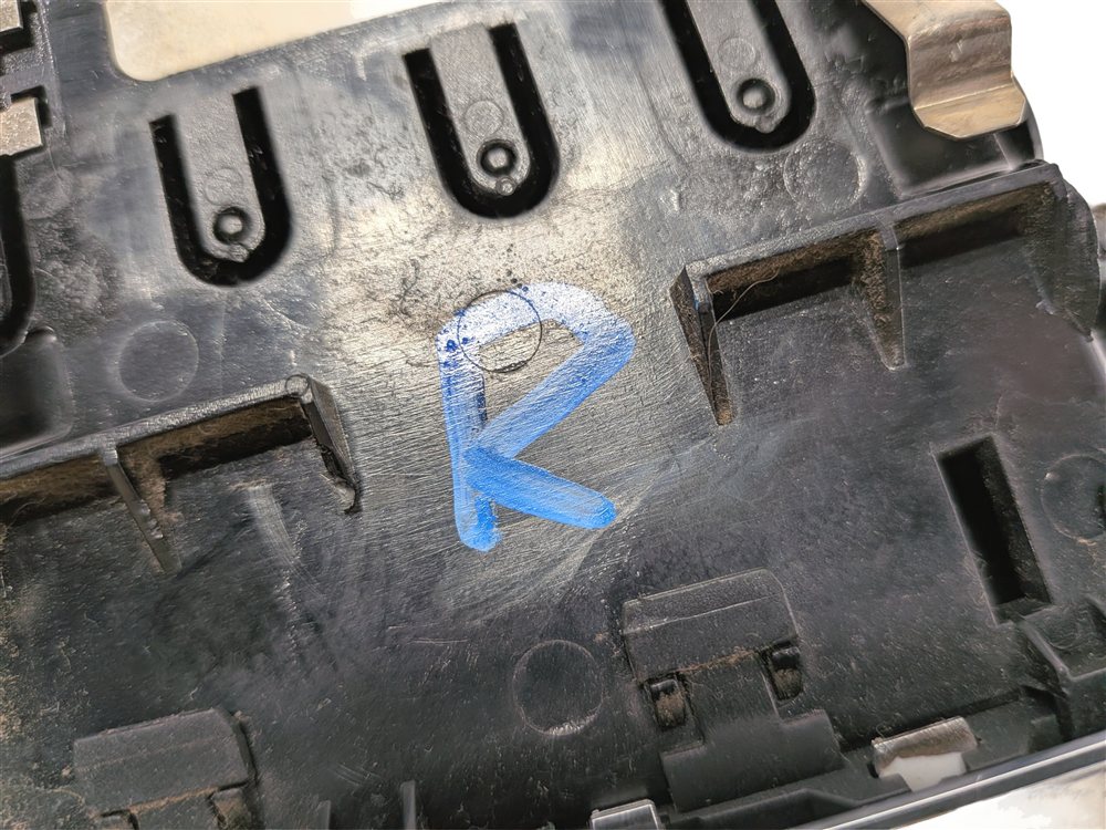 Thumbnail 5: 2016 MERCEDES GL63 (X166) FRONT RIGHT DASH HEAT AIR AC VENT (Black)