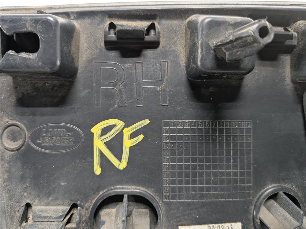 Thumbnail 8: 13-22 RANGE ROVER L405 FRONT RIGHT LOWER FENDER TRIM MOLDING (Grey)