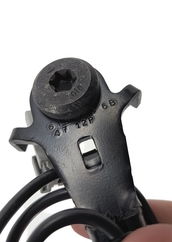 Thumbnail 8: 2013-2019 RANGE ROVER (L405) DRIVER OR PASSENGER SEAT SEATBELT BUCKLE RECEIVER