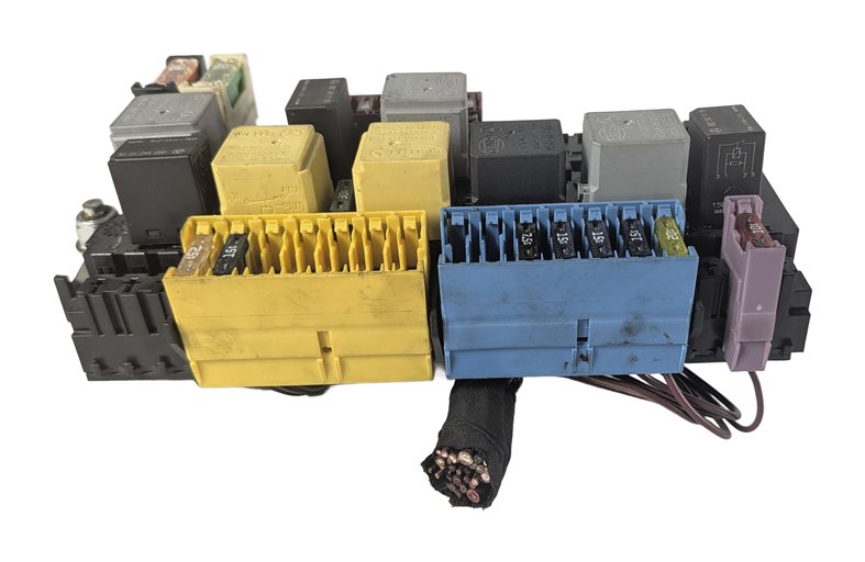 Thumbnail 2: 2013-2016 MERCEDES GL350 GL450 GL550 GL63 X166 FRONT POWER DISTRIBUTION FUSE BOX