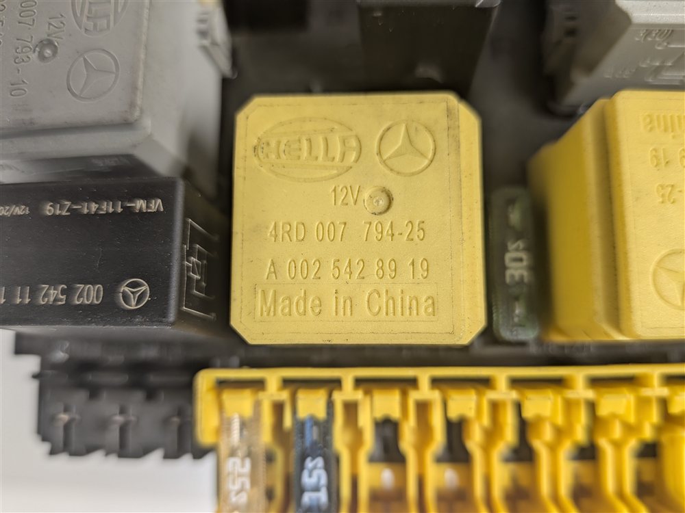 Thumbnail 5: 2013-2016 MERCEDES GL350 GL450 GL550 GL63 X166 FRONT POWER DISTRIBUTION FUSE BOX