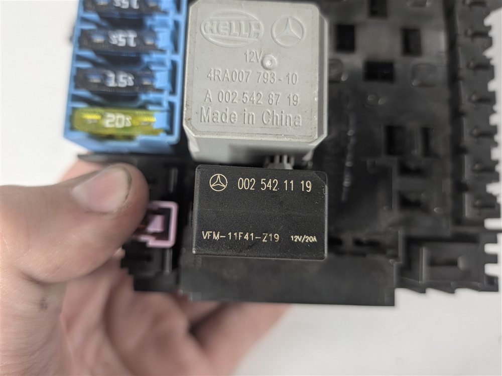 Thumbnail 6: 2013-2016 MERCEDES GL350 GL450 GL550 GL63 X166 FRONT POWER DISTRIBUTION FUSE BOX