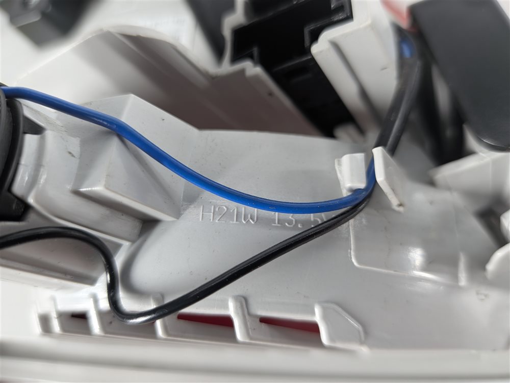 Thumbnail 6: 13-16 MERCEDES GL350 GL450 GL550 (X166) REAR RIGHT INNER TAILLIGHT LIGHT LAMP