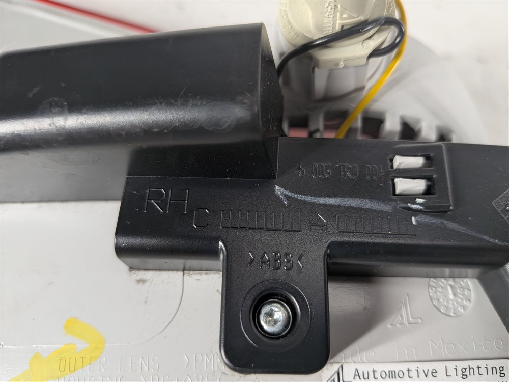 Thumbnail 9: 13-16 MERCEDES GL350 GL450 GL550 (X166) REAR RIGHT INNER TAILLIGHT LIGHT LAMP