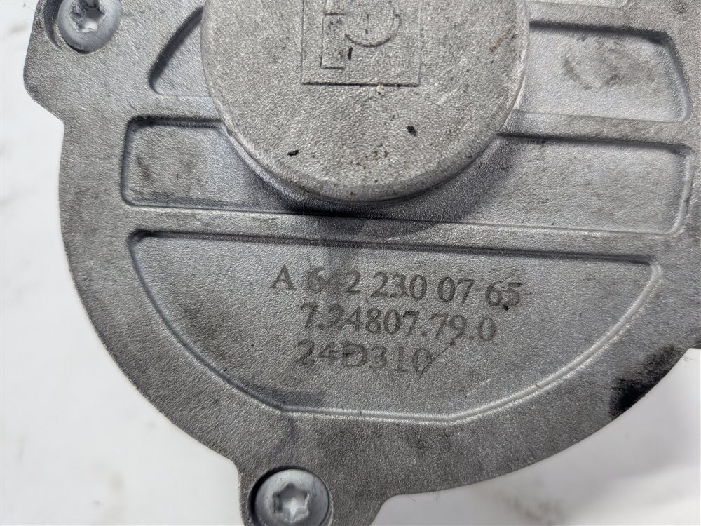Thumbnail 8: 2012-2017 MERCEDES GL350 GLE350D GLS350D ML350 (W166 X166) DIESEL VACUUM PUMP