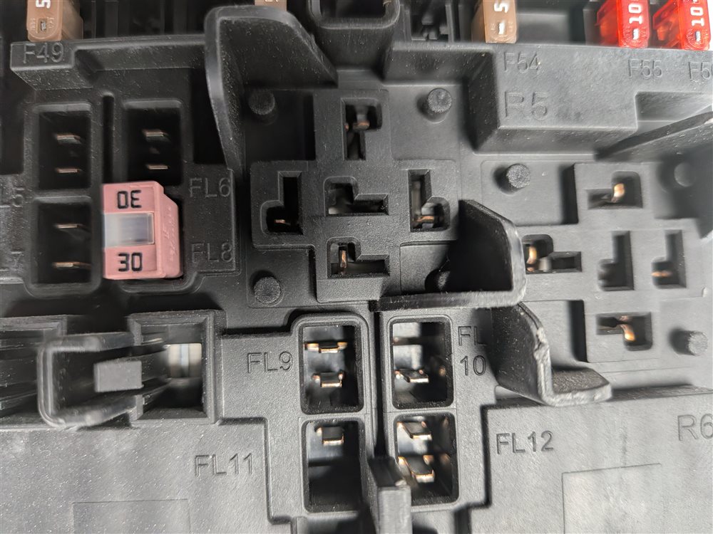 Thumbnail 7: 2016 RANGE ROVER SPORT (L494) 3.0L RIGHT PASSENGER FUSE BOX RELAY CARRIER