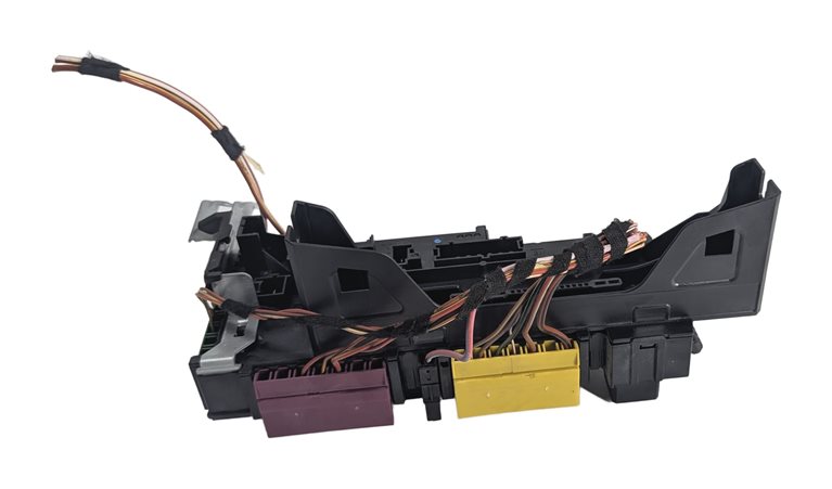 Thumbnail 4: 2010 MERCEDES E350 (W212) 3.5L REAR FUSE BOX RELAY PANEL CARRIER BLOCK