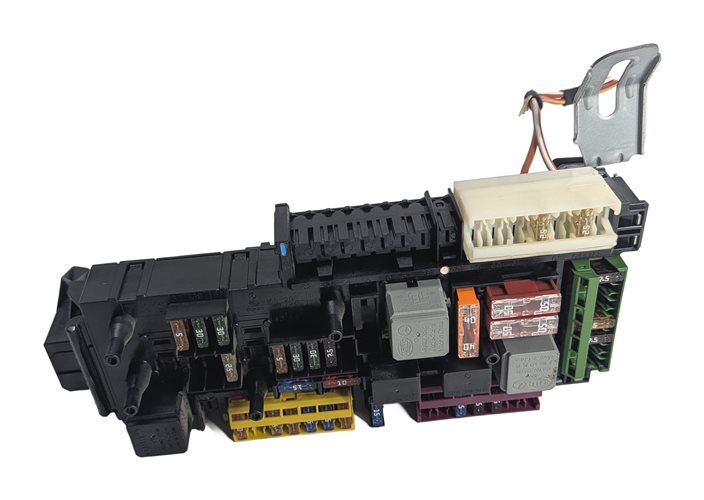 Thumbnail 6: 2010 MERCEDES E350 (W212) 3.5L REAR FUSE BOX RELAY PANEL CARRIER BLOCK