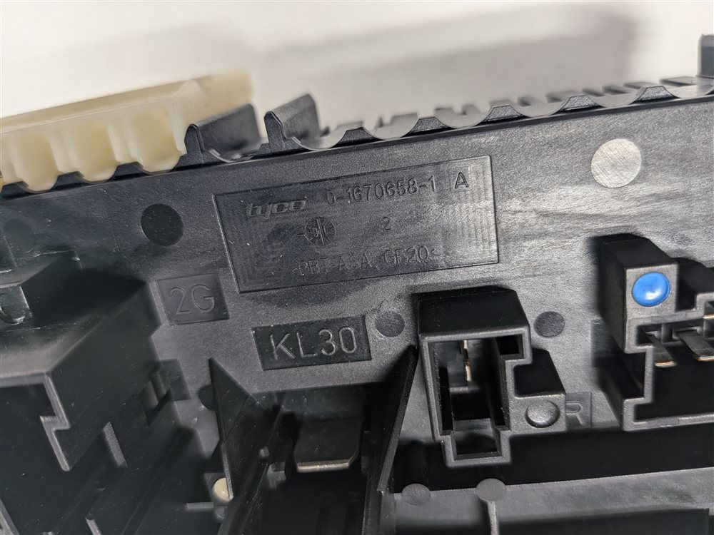 Thumbnail 7: 2010 MERCEDES E350 (W212) 3.5L REAR FUSE BOX RELAY PANEL CARRIER BLOCK