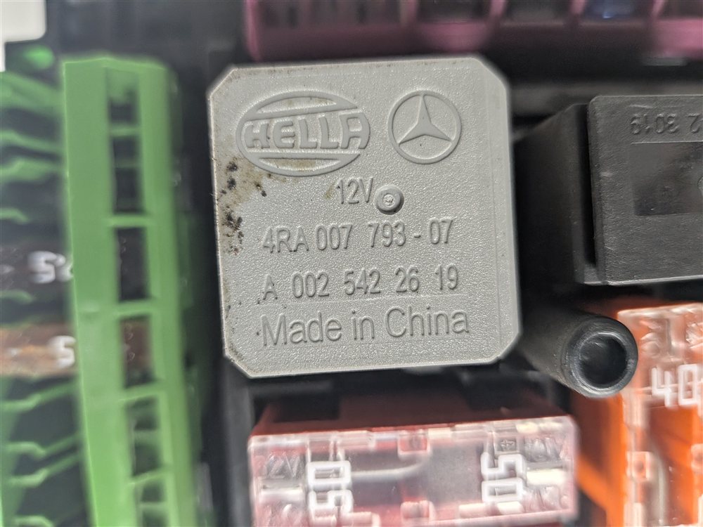 Thumbnail 8: 2010 MERCEDES E350 (W212) 3.5L REAR FUSE BOX RELAY PANEL CARRIER BLOCK