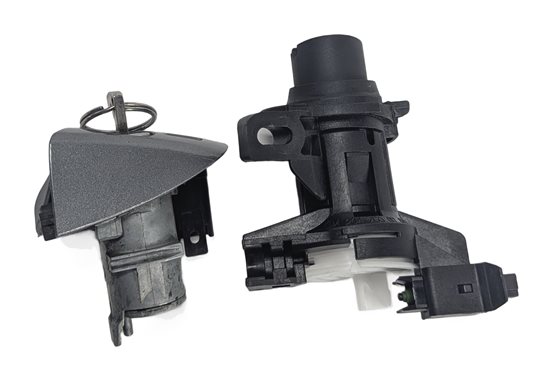 Thumbnail 2: 2010 MERCEDES E350 W212 FRONT LEFT DRIVER DOOR TRUNK LOCK CYLINDER SET/2 w/ KEY
