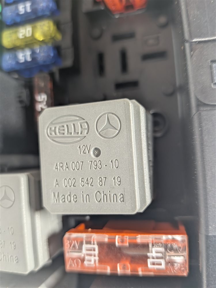 Thumbnail 7: 2010 MERCEDES E350 W212 3.5L FRONT SIGNAL ACQUISITION SAM MODULE FUSE BOX RELAY