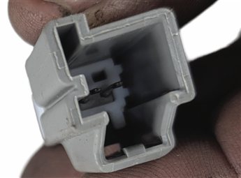 Thumbnail 8: 2013-2019 RANGE ROVER (L405) DRIVER OR PASSENGER SEAT SEATBELT BUCKLE RECEIVER